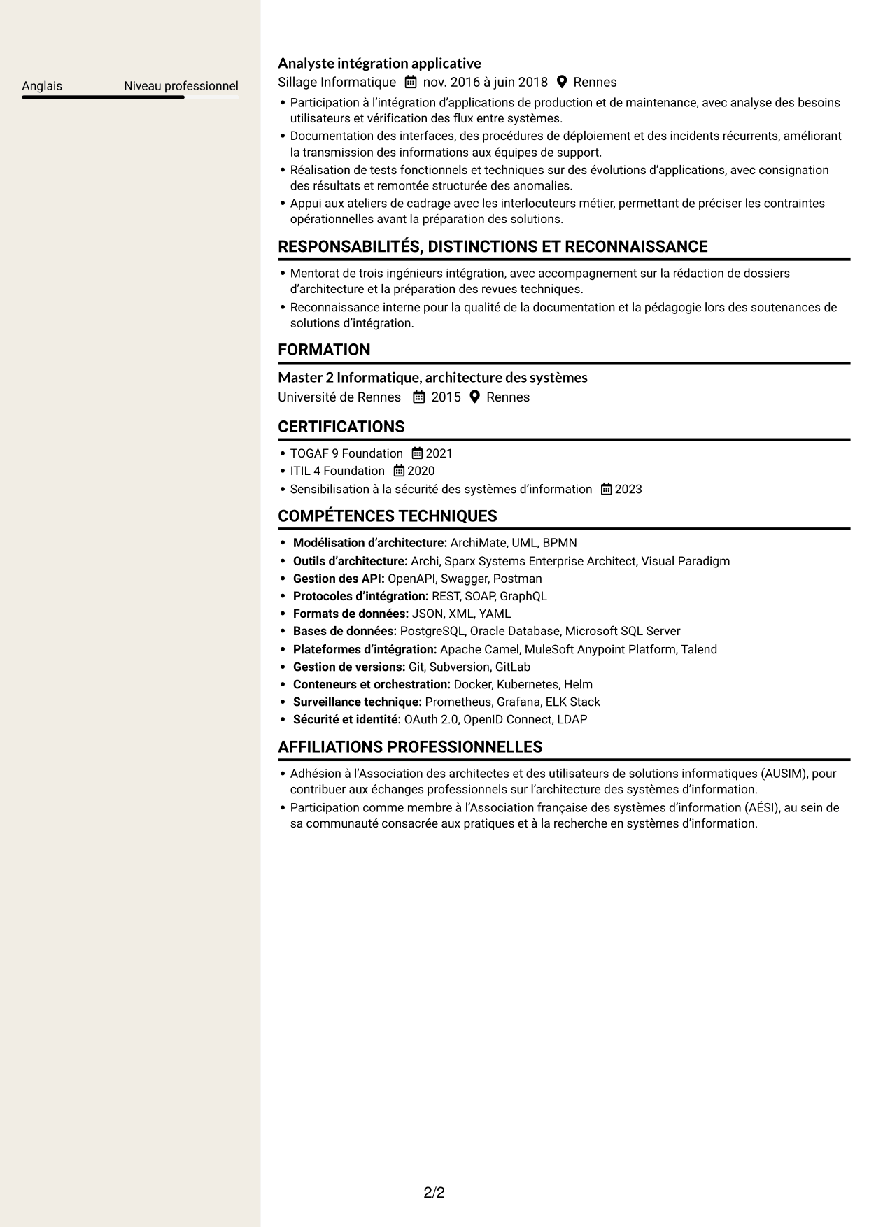 CV Fonceur (format à deux colonnes avec en-tête centré sans photo) : Architecte IT - Maintenance aéronautique, page 2
