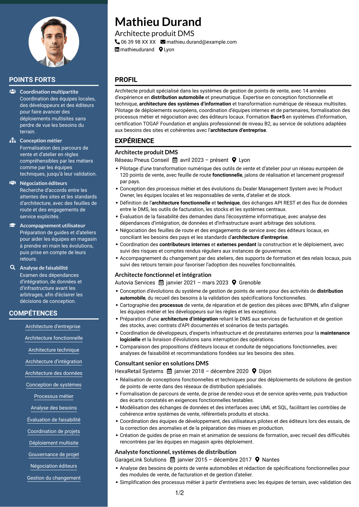 CV Élégant (format à colonne latérale colorée avec photo) : Architecte produit Dealer Management System, page 1