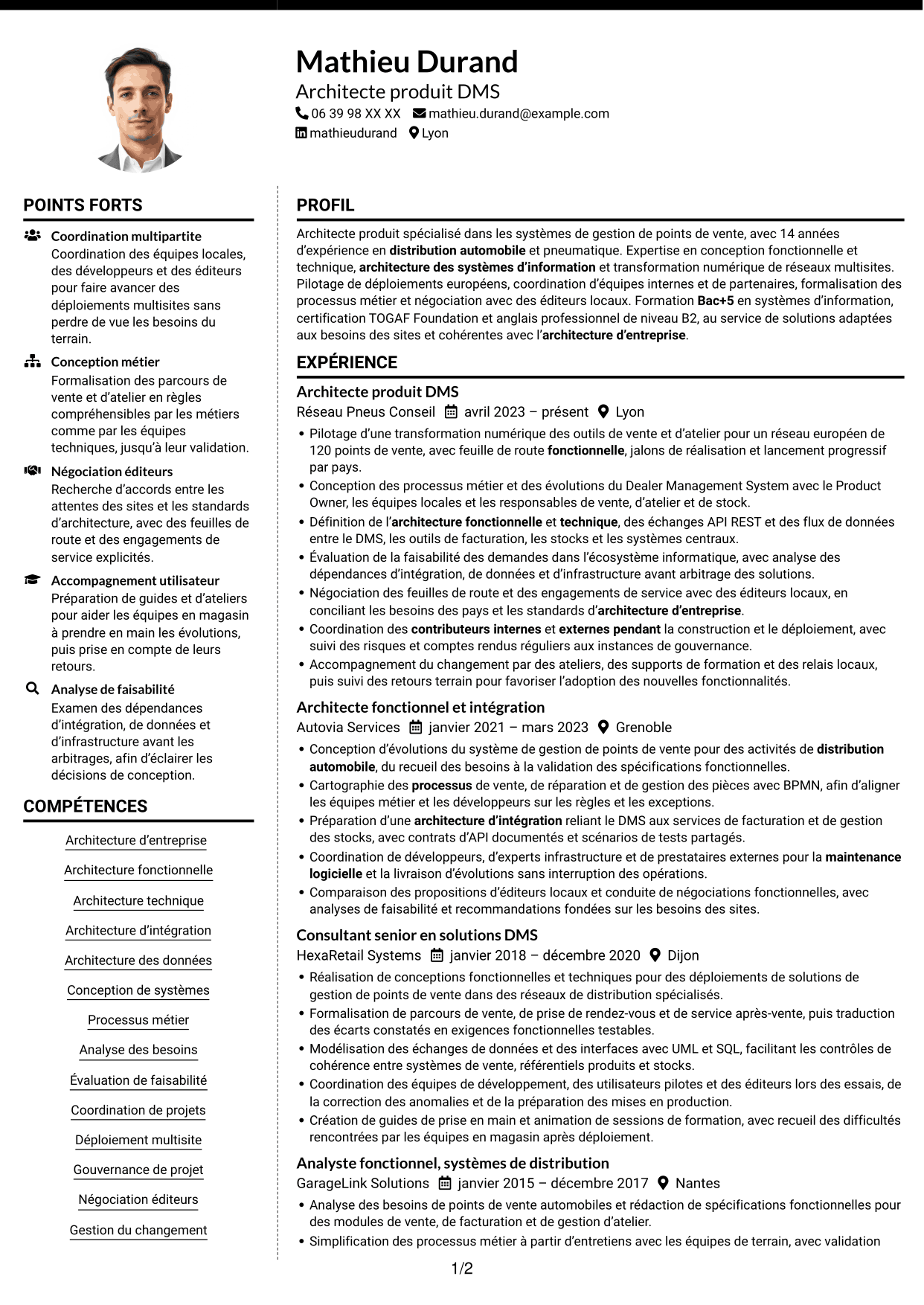 CV Moderne (format à deux colonnes avec photo à gauche et séparateur) : Architecte produit Dealer Management System, page 1