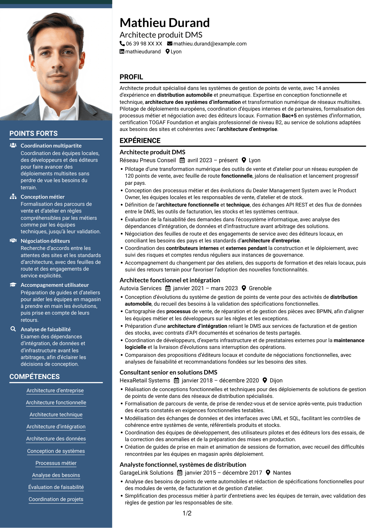 CV Signature (format à colonne latérale colorée avec grande photo) : Architecte produit Dealer Management System, page 1
