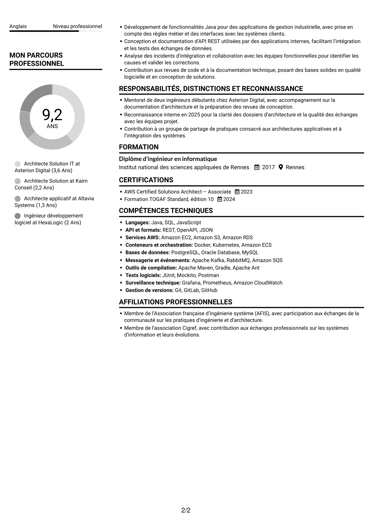 CV Compact (format sobre à deux colonnes avec photo) : Architecte Solution IT - Aéronautique, page 2