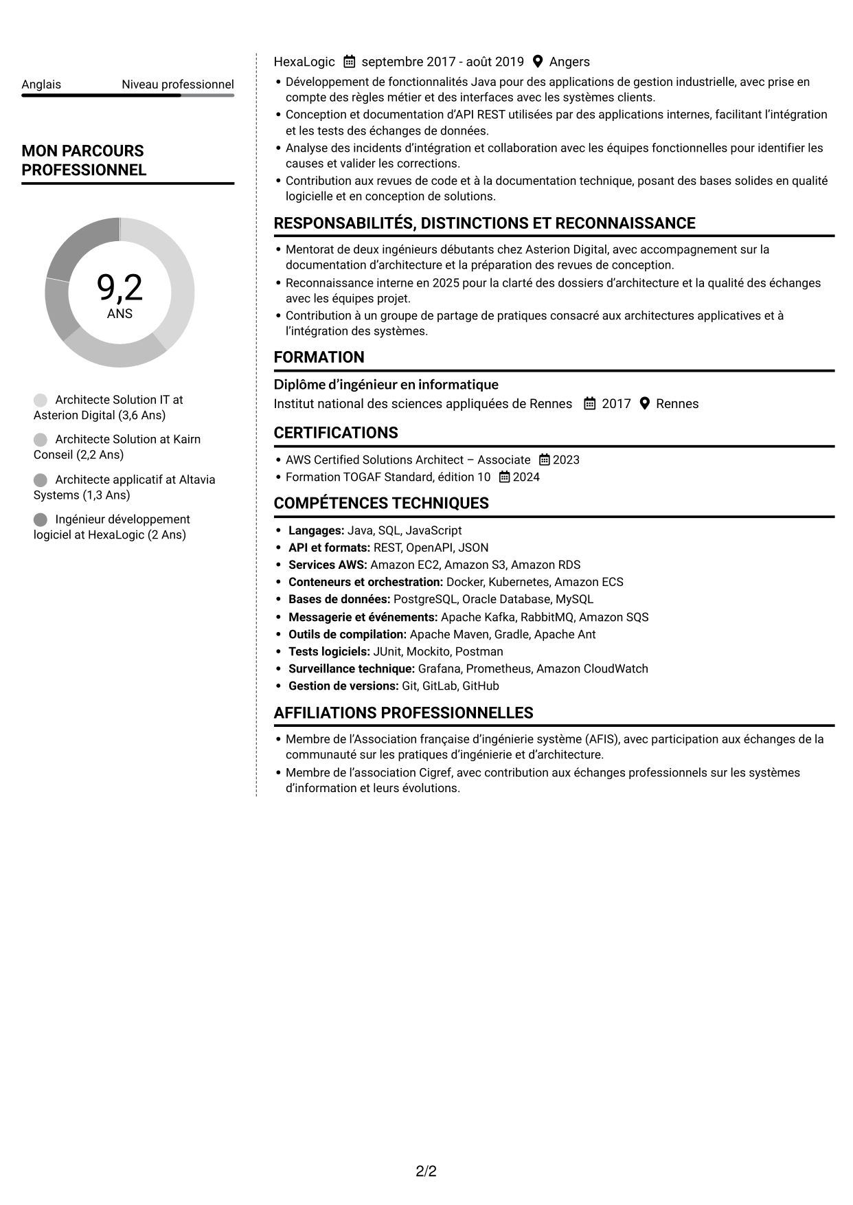 CV Moderne (format à deux colonnes avec photo à gauche et séparateur) : Architecte Solution IT - Aéronautique, page 2