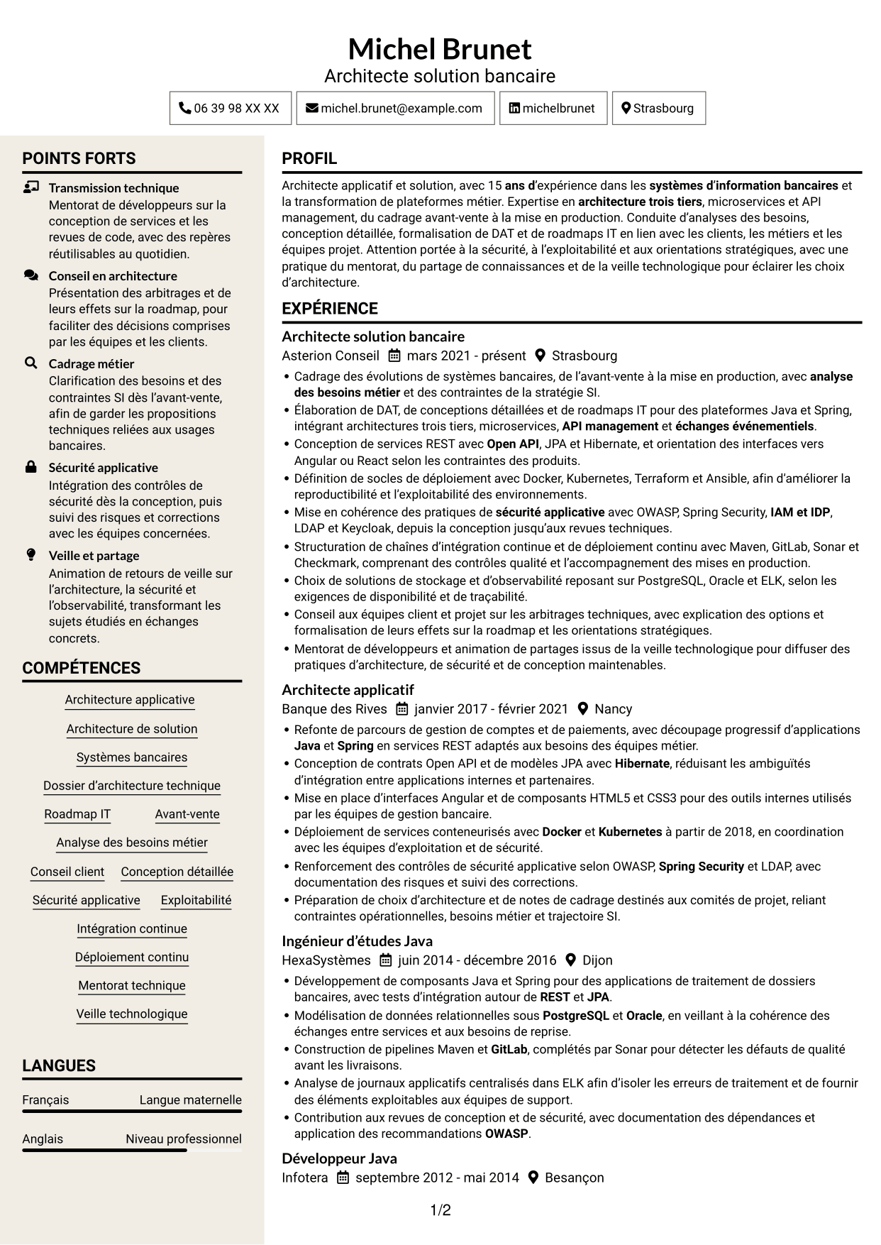 CV Fonceur (format à deux colonnes avec en-tête centré sans photo) : Architecte solution - Services financiers, page 1
