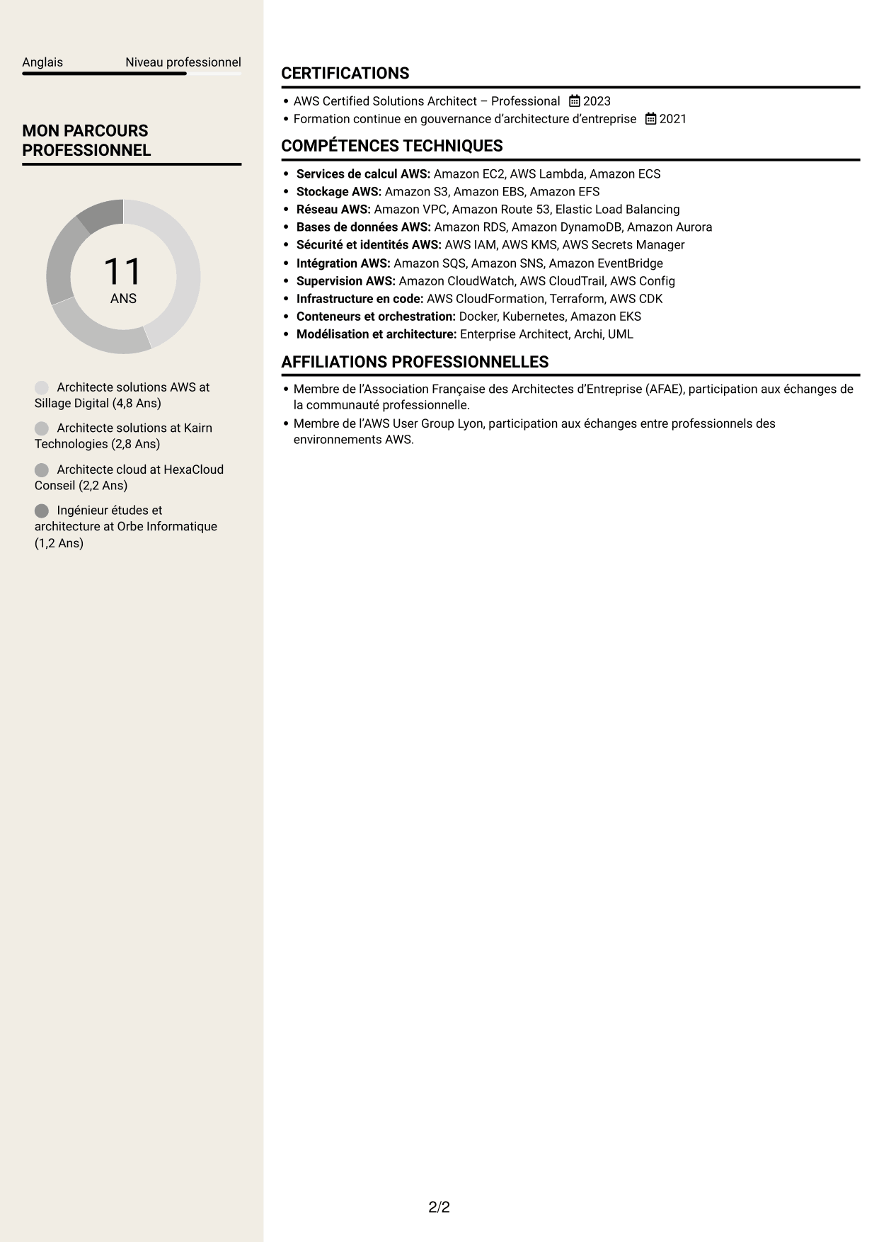 CV Fonceur (format à deux colonnes avec en-tête centré sans photo) : Architecte Solutions AWS, page 2