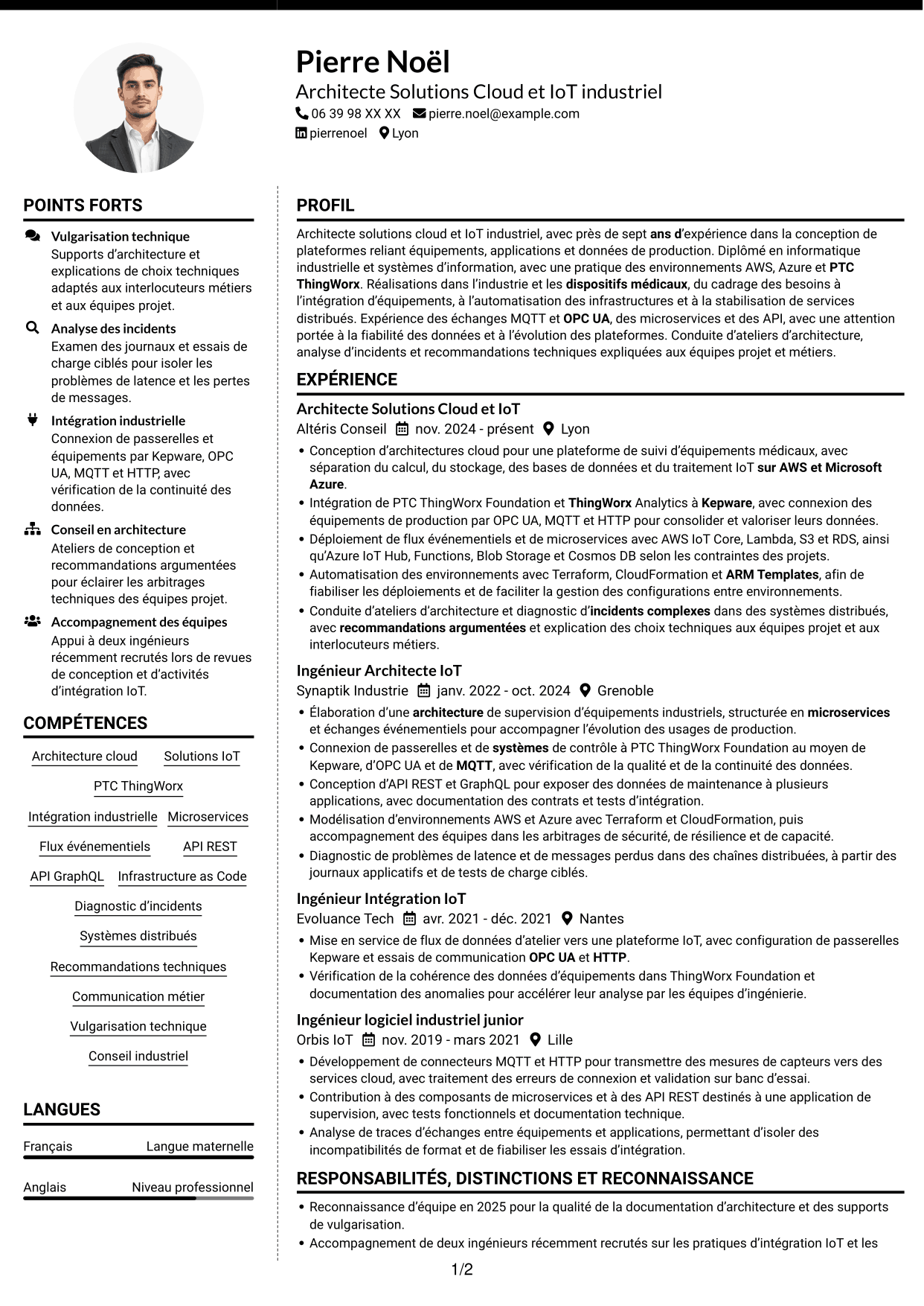 CV Moderne (format à deux colonnes avec photo à gauche et séparateur) : Architecte Solutions Cloud & IoT industriel, page 1
