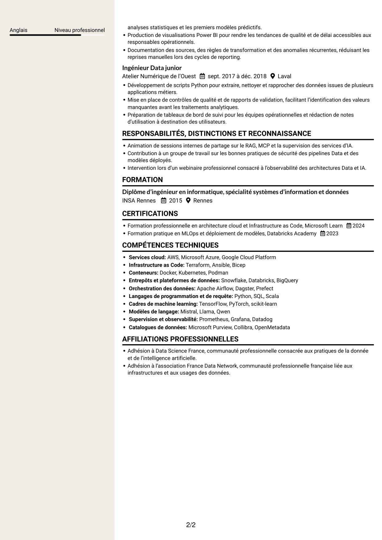 CV Fonceur (format à deux colonnes avec en-tête centré sans photo) : Architecte Solutions Data & IA, page 2