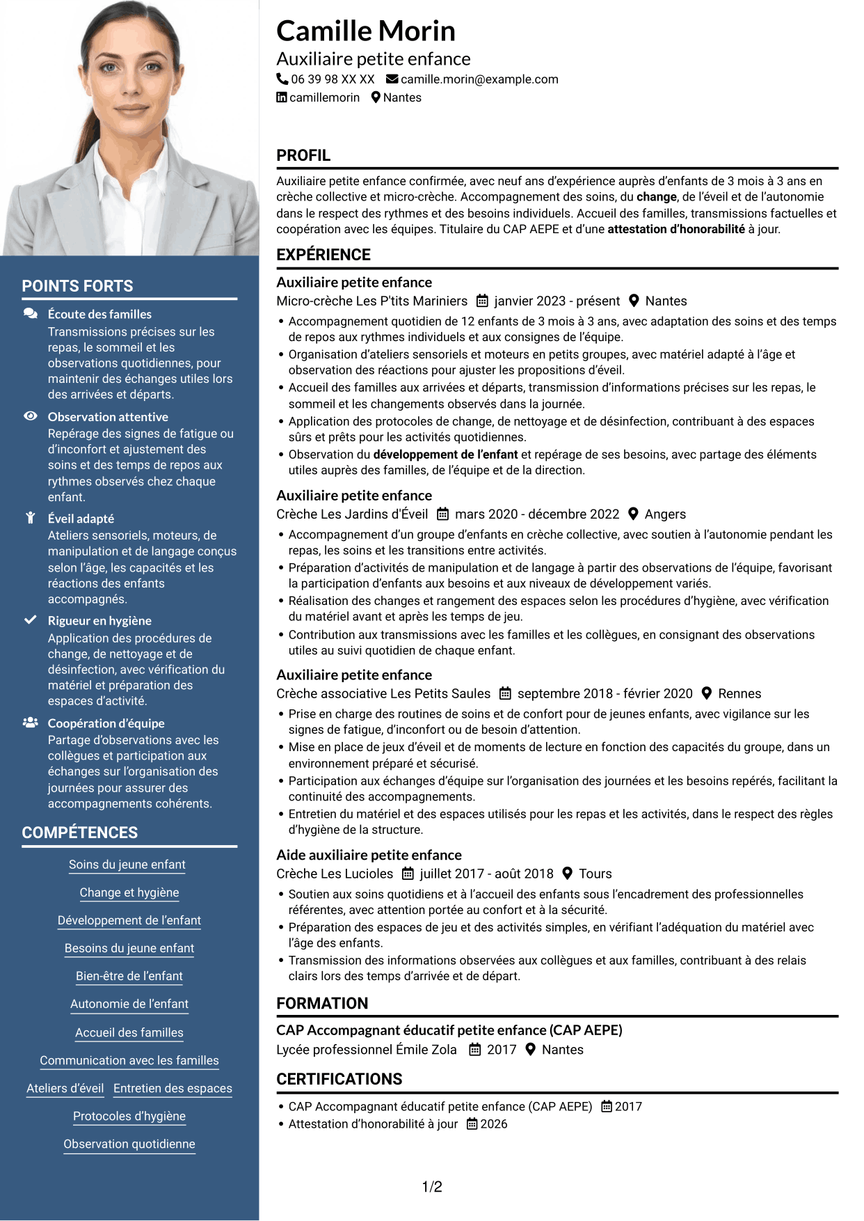 CV Signature (format à colonne latérale colorée avec grande photo) : Auxiliaire petite enfance - Éveil et soins des 0-3 ans, page 1