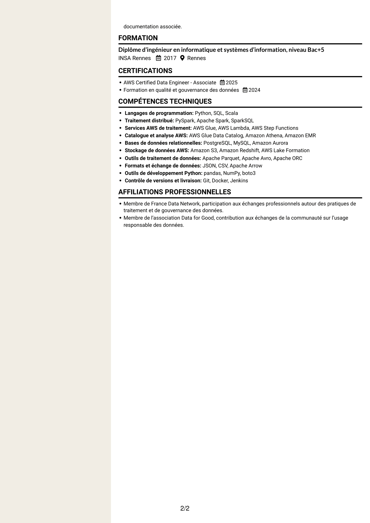 CV Fonceur (format à deux colonnes avec en-tête centré sans photo) : Data Engineer - AWS et Python, page 2