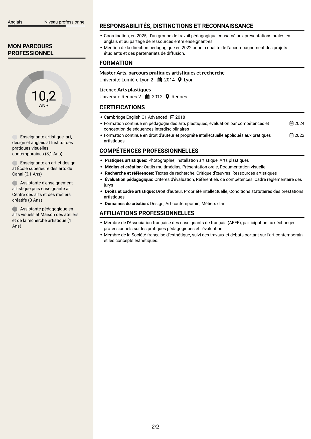 CV Fonceur (format à deux colonnes avec en-tête centré sans photo) : Enseignant artistique - Anglais Art et Design, page 2