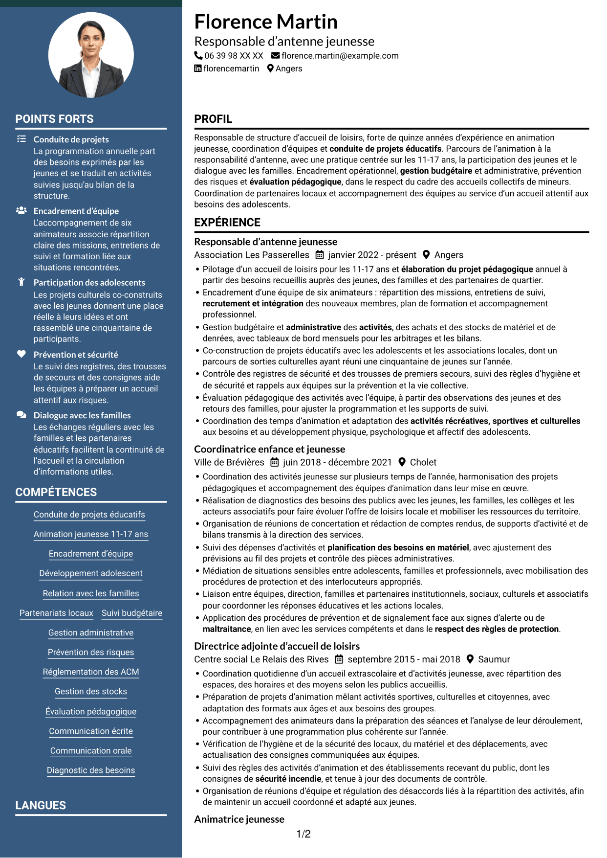 CV Élégant (format à colonne latérale colorée avec photo) : Responsable de structure d’accueil de loisirs - Jeunesse 11-17 ans, page 1